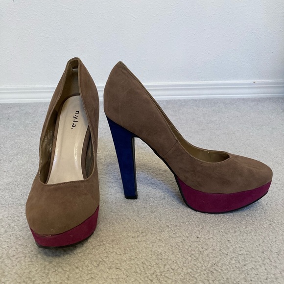 N Y L A suede platform pumps size 9 - Picture 2 of 10